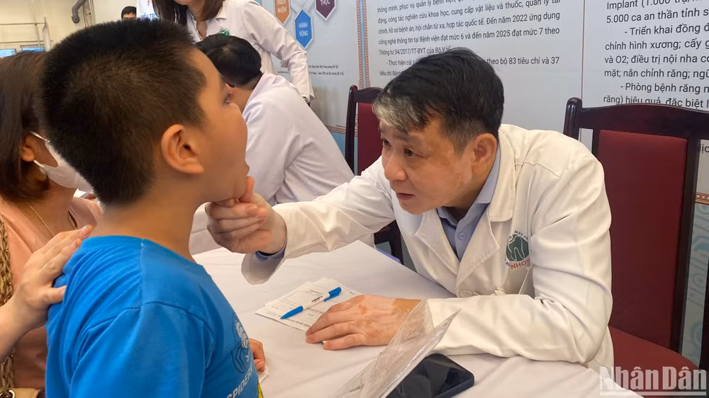 Bác sĩ khám cho bệnh nhi tại chương trình.