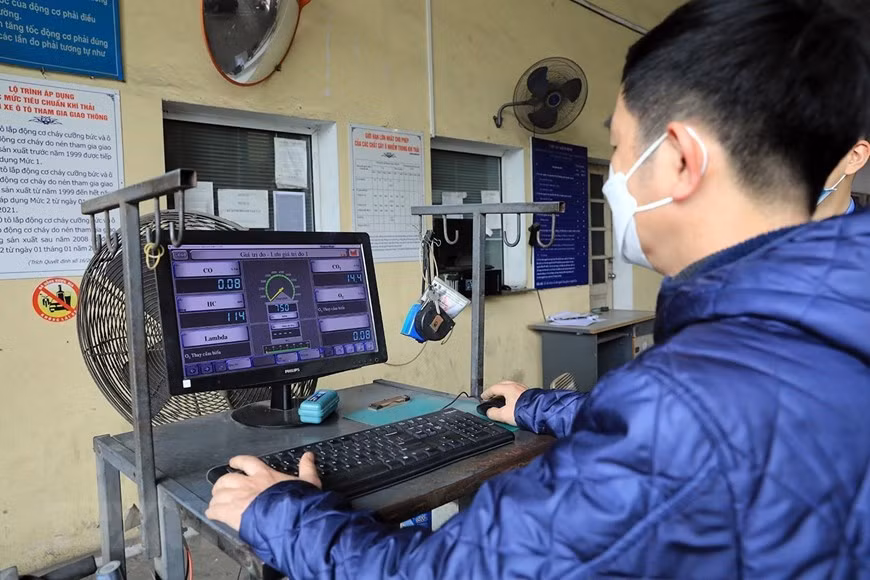 Cán bộ Trung tâm đăng kiểm xe cơ giới số 29.03V kiểm tra khí thải động cơ trên hệ thống của các phương tiện.