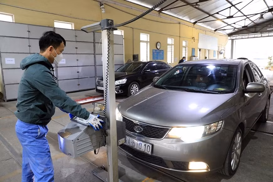 Cán bộ Trung tâm đăng kiểm xe cơ giới số 29.03V kiểm tra độ chiếu sáng của phương tiện.