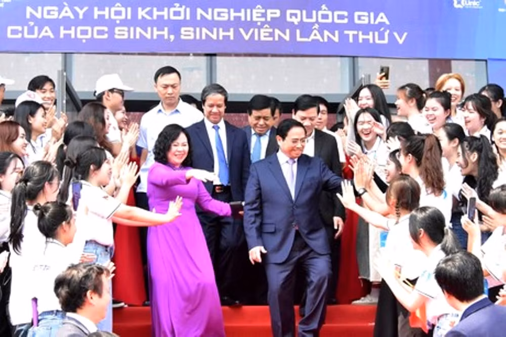Sinh viên, học sinh chào đón Thủ tướng Phạm Minh Chính dự khai mạc ngày hội khởi nghiệp quốc gia.