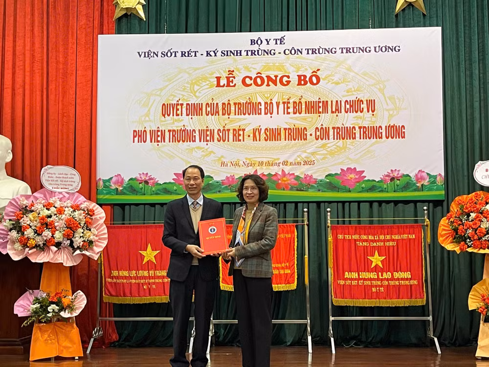 Thứ trưởng Nguyễn Thị Liên Hương trao quyết định bổ nhiệm lại vị trí Phó Viện trưởng phụ trách chuyên môn Viện Sốt rét-Ký sinh trùng-Côn trùng Trung ương cho Tiến sĩ Nguyễn Quang Thiều.