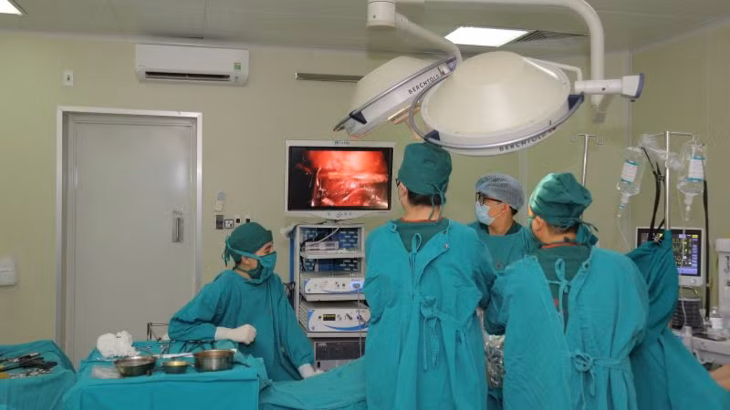 Các bác sĩ Bệnh viện đa khoa Đức Giang phẫu thuật bóc ổ cặn màng phổi cho bệnh nhân.