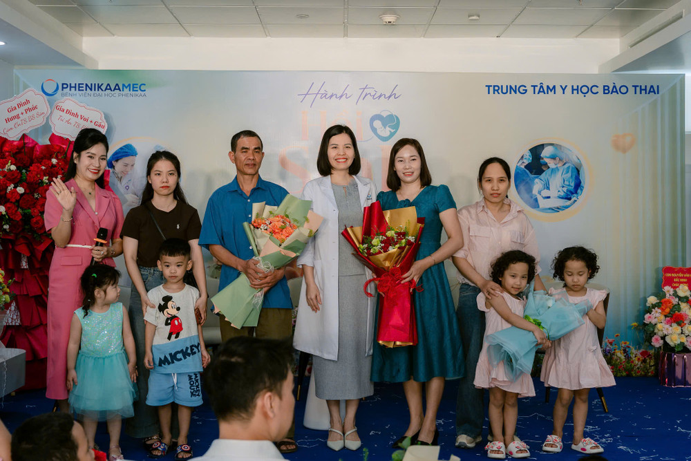 Các gia đình hạnh phúc đón con yêu sau chặng đường dài. Các gia đình hạnh phúc đón con yêu sau chặng đường dài.