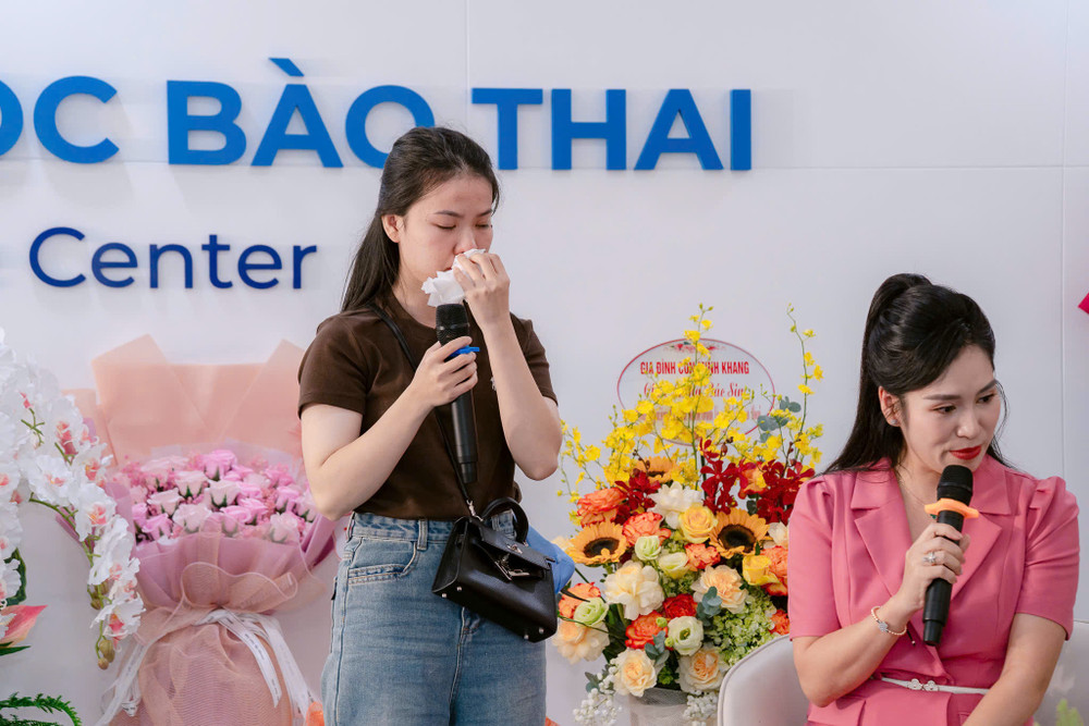Chị Vân Anh nghẹn ngào kể về khoảnh khắc suýt mất con vì cạn ối, vỡ tử cung. Chị Vân Anh nghẹn ngào kể về khoảnh khắc suýt mất con vì cạn ối, vỡ tử cung.