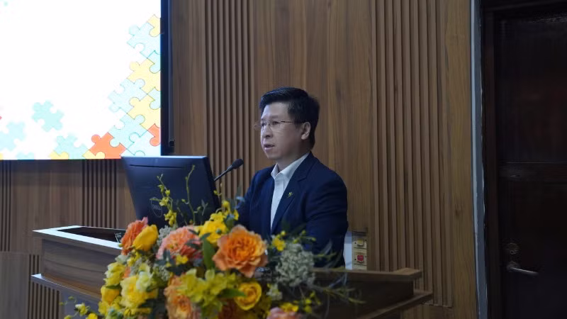 Tiến sĩ, bác sĩ Cao Việt Tùng, Phó Giám đốc Bệnh viện Nhi Trung ương chia sẻ với cha mẹ tại buổi họp mặt gia đình trẻ rối loạn phổ tự kỷ.