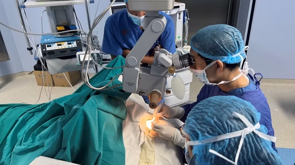 Các bác sĩ ghép giác mạc cho người bệnh. 