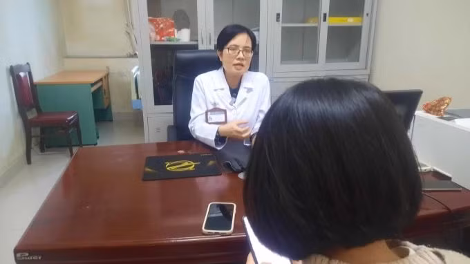 Bác sĩ Lâm Mỹ Hạnh tư vấn cho người bệnh.