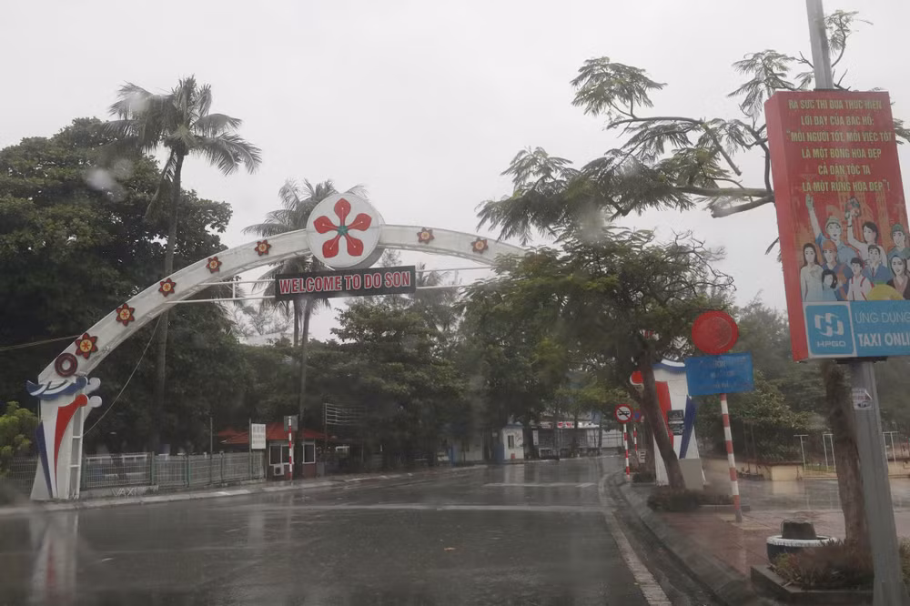 Đường bố tại Đồ Sơn vắng bóng người.