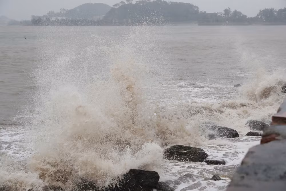 [Live] Bão số 3 di chuyển về phía Tây Bắc Bộ và suy yếu thành áp thấp nhiệt đới ảnh 60
