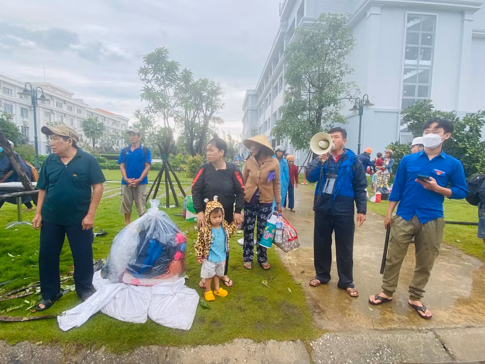 Lực lượng chức năng sắp xếp để người dân lên các xe ô-tô về nhà an toàn.