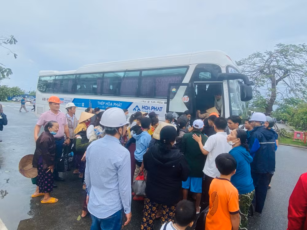 Tại khu ký túc xá các công ty, nhà máy chính quyền địa phương và ngành chức năng bố trí hơn 50 chuyến xe đưa 1.200 người dân về nhà.