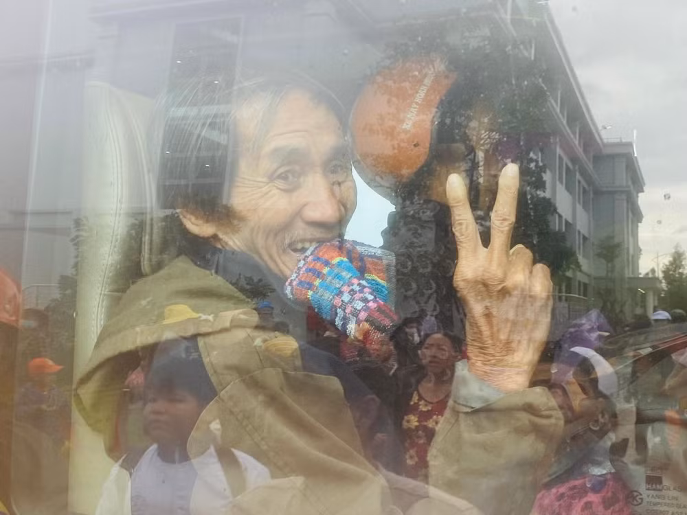 Cụ ông hạnh phúc trở về nhà sau một đêm phải xa nhà tránh bão.