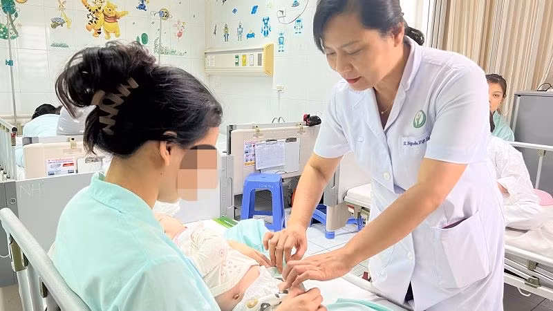 Phó Giáo sư, Tiến sĩ Nguyễn Việt Hoa thăm khám cho trẻ. 