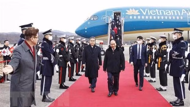 Lễ đón Chủ tịch nước Nguyễn Xuân Phúc tại sân bay Thủ đô Seoul. (Ảnh: TTXVN)