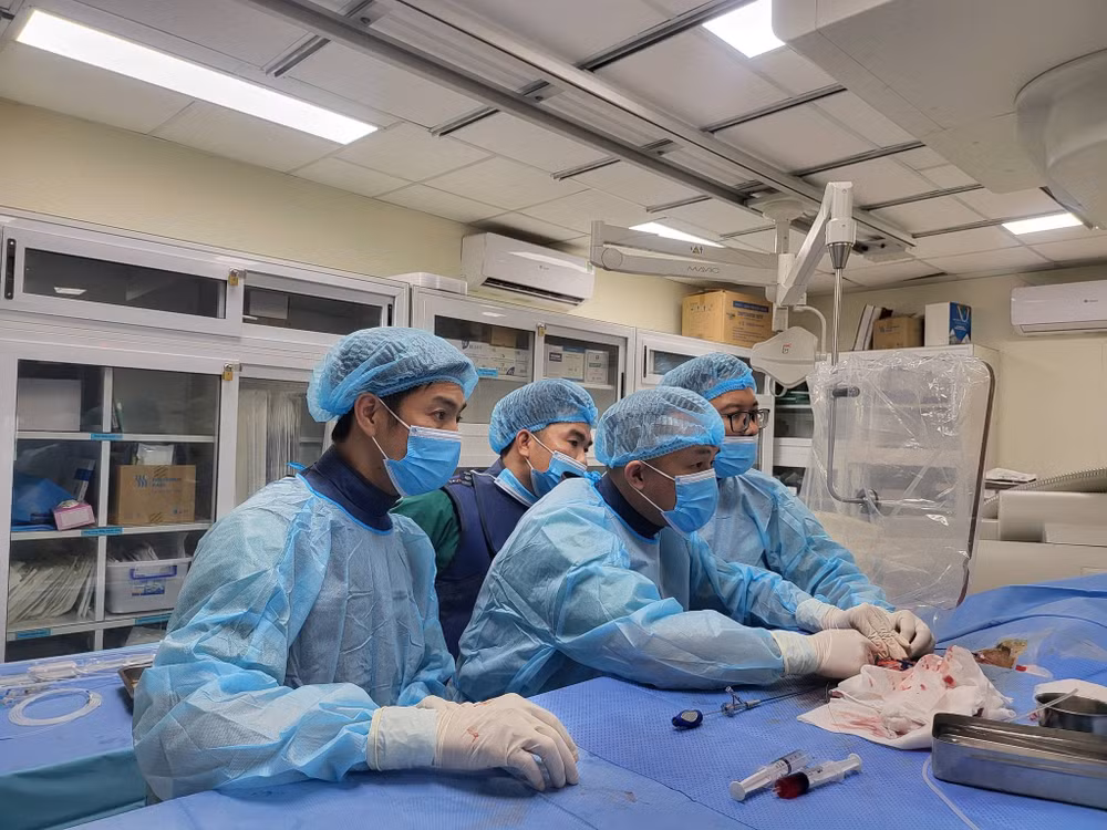 Kíp bác sĩ Bệnh viện đa khoa tỉnh Hà Giang thực hiện kỹ thuật ngày 5/6.