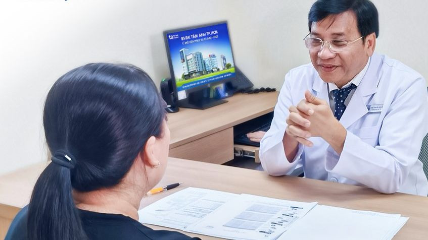 Tiến sĩ, bác sĩ Lâm Văn Hoàng, Giám đốc Trung tâm Giảm cân Tâm Anh tư vấn cho người có nhu cầu giảm cân.