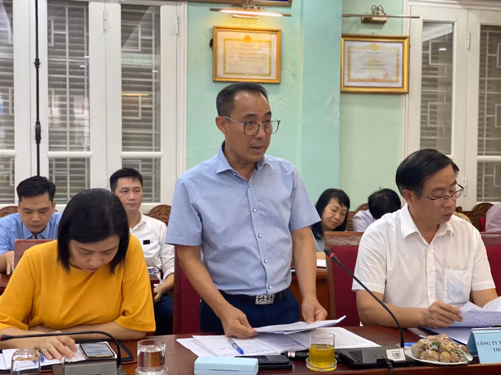 Ông Trịnh Ngọc Sơn, Phó Tổng Giám đốc Công ty TNHH MTV Cấp thoát nước Hà Nội báo cáo về khó khăn, vướng mắc.