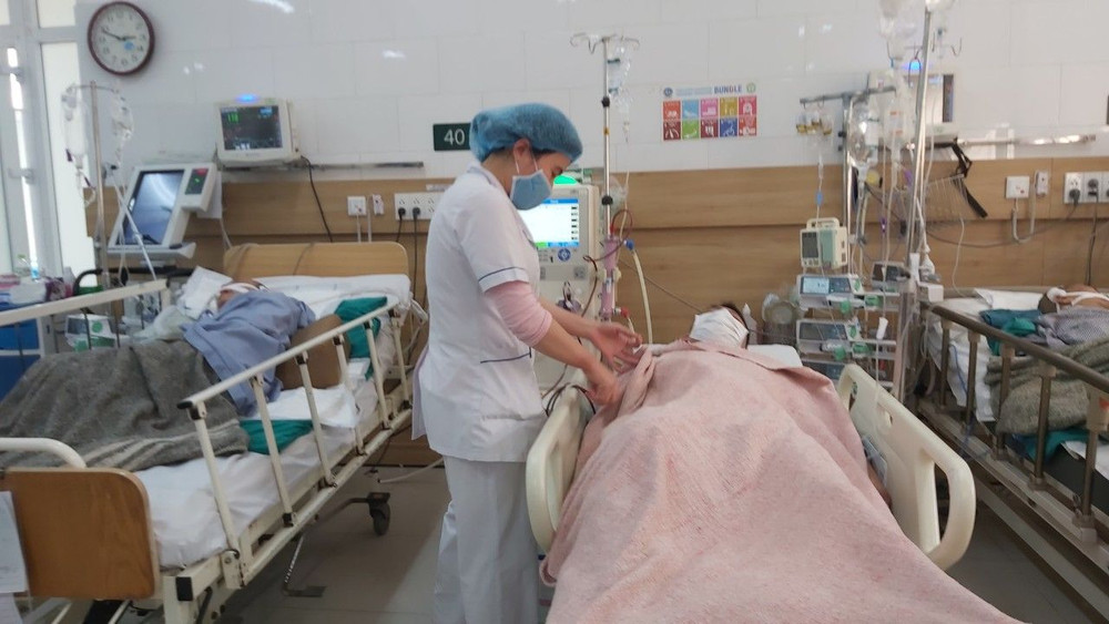 Bệnh nhân ngộ độc rượu nằm tại Bệnh viện Bạch Mai. 