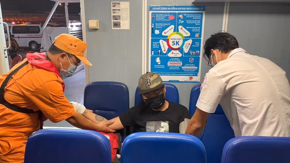 Thủy thủ Philippines được đưa về bờ an toàn.