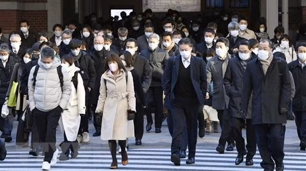 Người dân đeo khẩu trang phòng dịch Covid-19 tại Tokyo, Nhật Bản. (Ảnh: Kyodo/TTXVN)