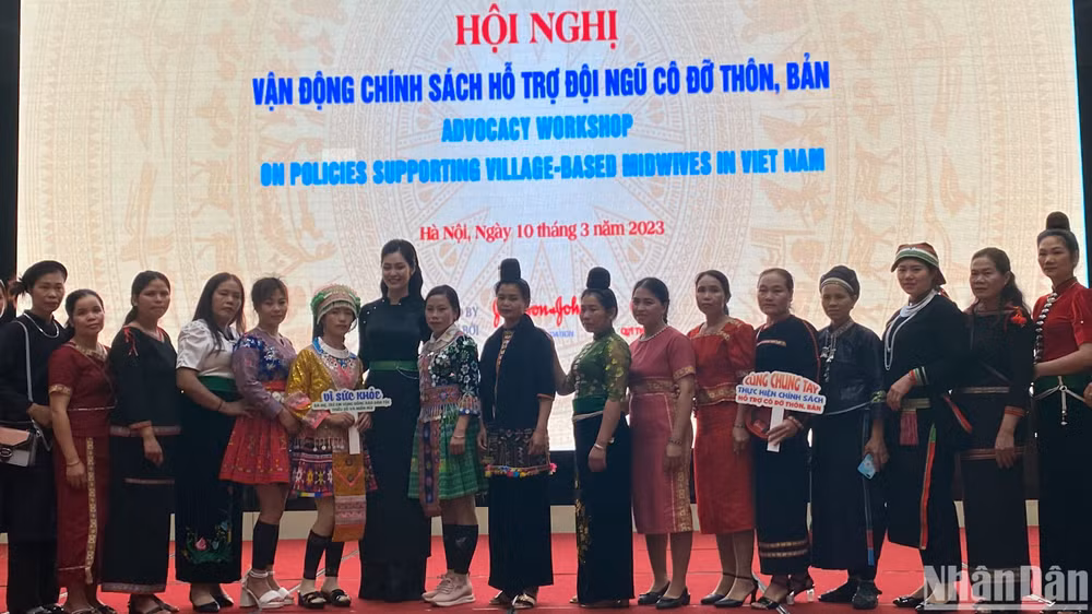 Các cô đỡ thôn bản tham dự hội nghị.