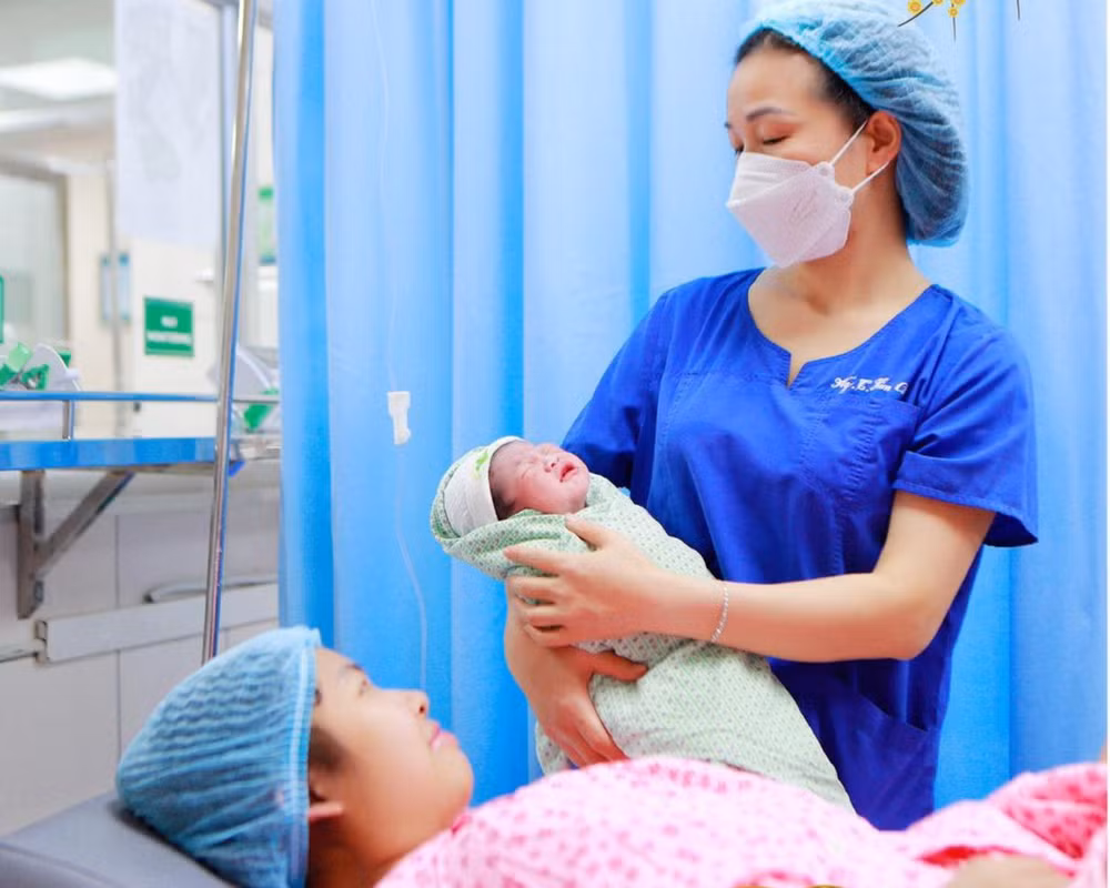 Công dân nhí chào đời đầu tiên năm 2023 tại Bệnh viện Phụ sản Hà Nội.