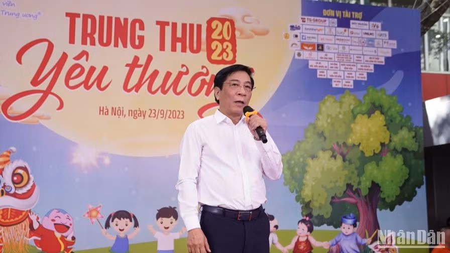 Thạc sĩ Trịnh Ngọc Hải, Phó Giám đốc Bệnh viện Nhi Trung ương chúc các bệnh nhi sớm bình phục sức khỏe.