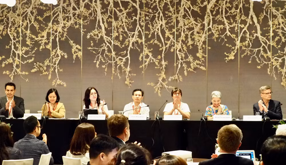 Các đại biểu chia sẻ thông tin về công tác phòng, chống HIV.