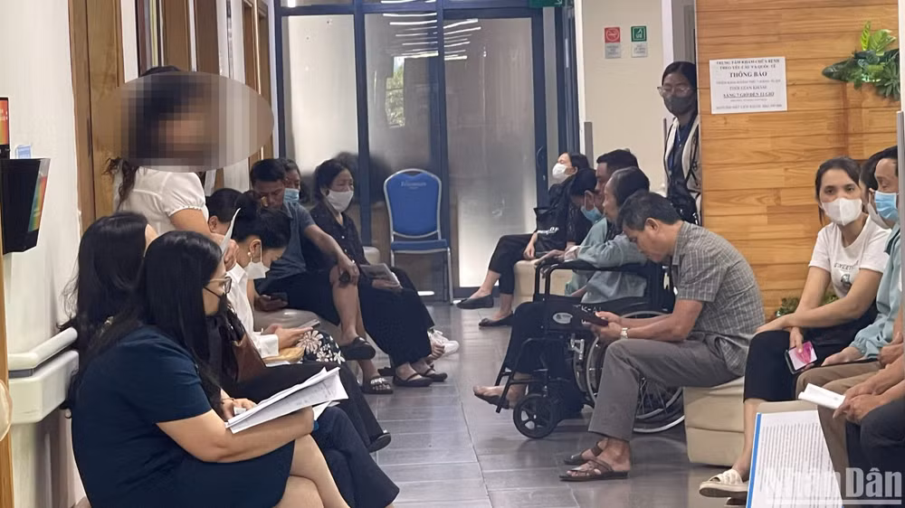 Một người cao tuổi sẽ có 1-2 người nhà đưa đi khám.