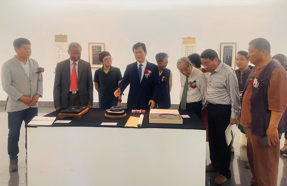 Các đại biểu nghe giới thiệu về kiệt tác nghiên mực Nampo.