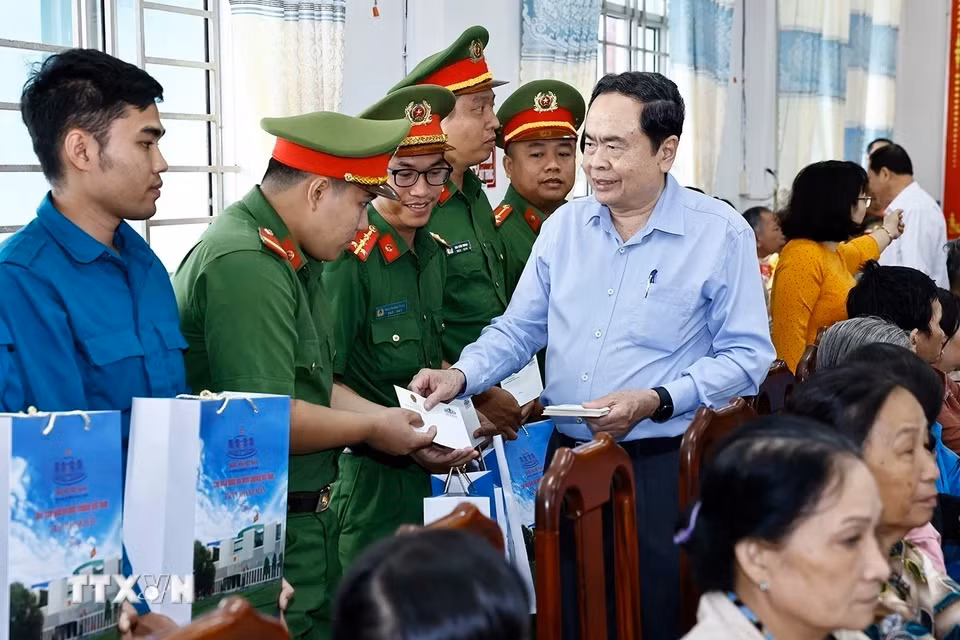 Chủ tịch Quốc hội Trần Thanh Mẫn tặng quà Tết cho hộ gia đình chính sách, người có hoàn cảnh đặc biệt khó khăn, đồng bào dân tộc thiểu số, lực lượng vũ trang huyện Châu Thành A.