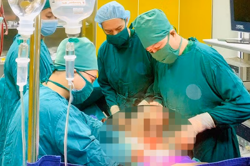 Các bác sĩ phẫu thuật cấp cứu cho bệnh nhân.