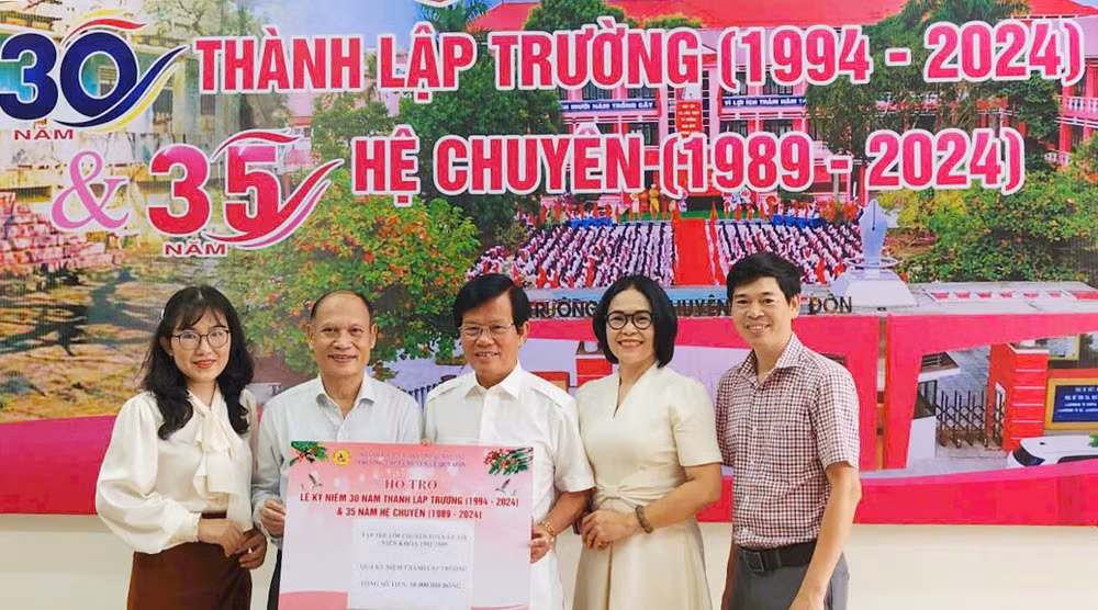 Chị Nguyễn Thị Xuân Nhàn (thứ 2 phải qua) trở lại tri ân ngôi trường trung học phổ thông của mình.