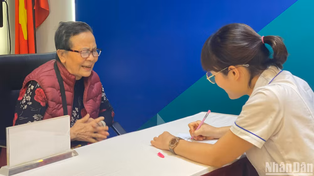 Người cao tuổi có biểu hiện giảm trí nhớ cần đi khám sớm để phát hiện bệnh sa sút trí tuệ.