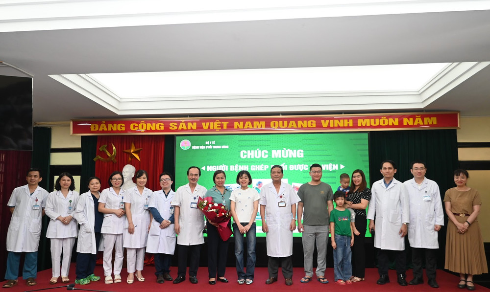 Các thầy thuốc Bệnh viện Phổi Trung ương chúc mừng bệnh nhân xuất viện. 