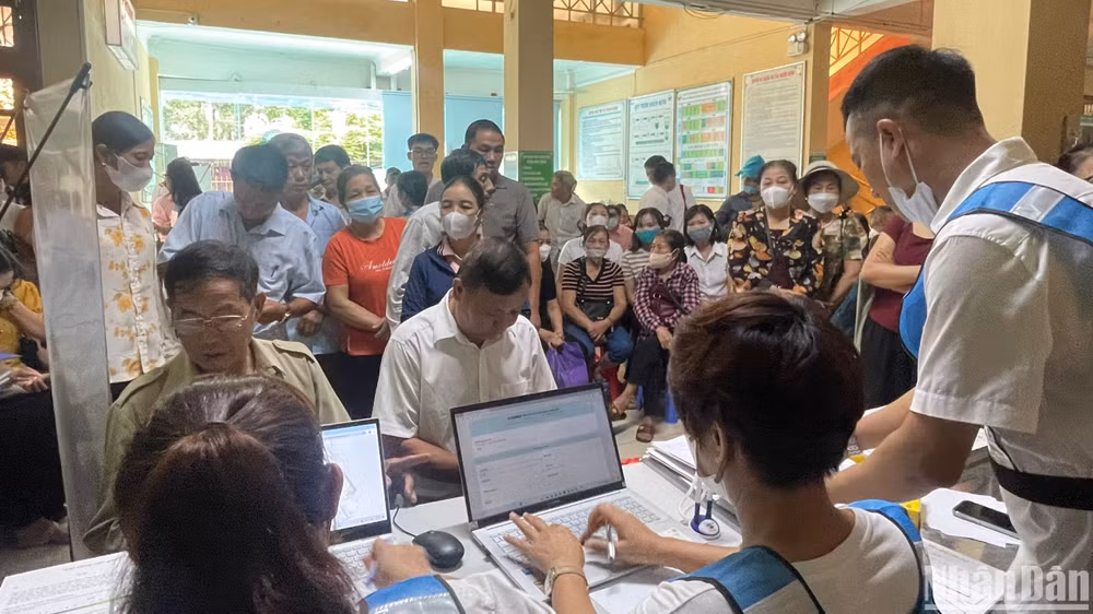 Hàng trăm người dân đăng ký khám, siêu âm gan từ sáng sớm.