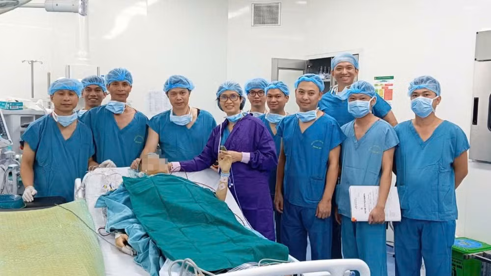 Các bác sĩ Bệnh viện Trung ương Quân đội 108 hỗ trợ ca ghép gan Bệnh nhân nhận gan đã hồi phục sau ghép.