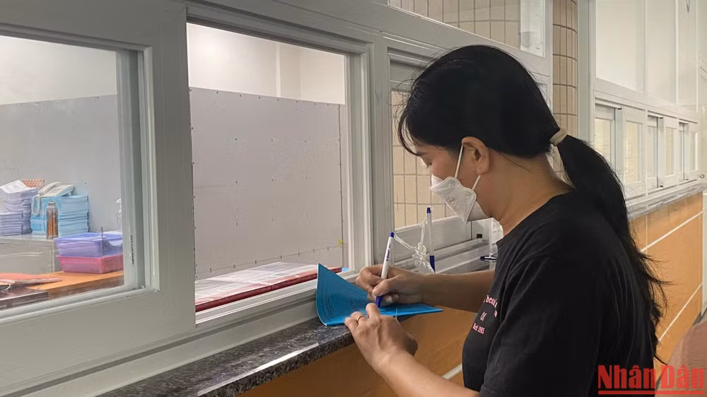 Người dân chịu nhiều thiệt thòi vì thiếu thuốc BHYT.