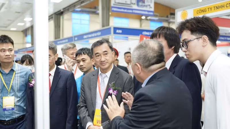 Giáo sư, Tiến sĩ Trần Văn Thuấn, Thứ trưởng Y tế (ngoài cùng bên phải) tham quan Vietnam Medi-Pharm 2024 và làm việc với các doanh nghiệp triển lãm. 