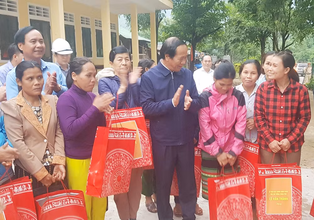 Phó Thủ tướng Lê Văn Thành tặng quà, động viên người dân trong vùng bị ảnh hưởng sau sự cố sụt, trượt Quốc lộ 15D sớm trở lại cuộc sống bình thường. Phó Thủ tướng Lê Văn Thành tặng quà, động viên người dân trong vùng bị ảnh hưởng sau sự cố sụt, trượt Quốc lộ 15D sớm trở lại cuộc sống bình thường.