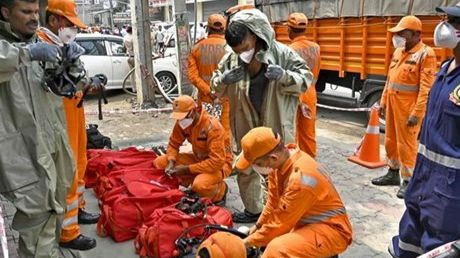 Lực lượng Ứng phó thảm họa quốc gia Ấn Độ được triển khai tại hiện trường vụ rò rỉ khí gas ở bang Punjab. (Ảnh: AFP/TTXVN)