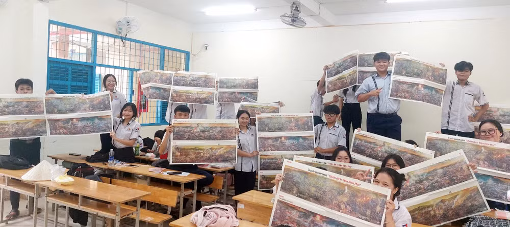 Các em học sinh Trường THPT Hoàng Diệu, tỉnh Sóc Trăng hào hứng đón nhận tranh panorama Điện Biên Phủ của Báo Nhân Dân tặng.