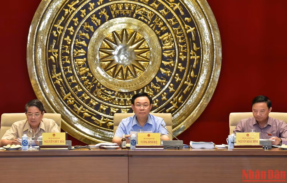 Chủ tịch Quốc hội Vương Đình Huệ chủ trì buổi làm việc với Bộ Tài nguyên và Môi trường về tiến độ và nội dung chủ yếu của dự án Luật Đất đai (sửa đổi). (Ảnh: DUY LINH)