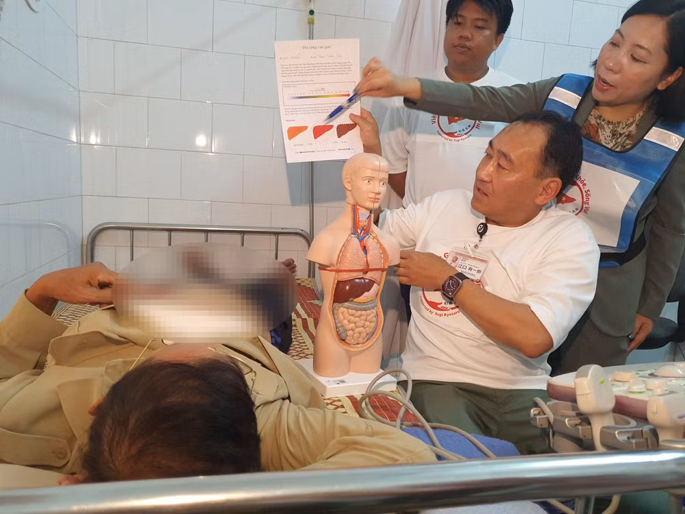 Bác sĩ Eguchi Yuichiro tư vấn cho người dân tại Nghĩa Lộ, Yên Bái.