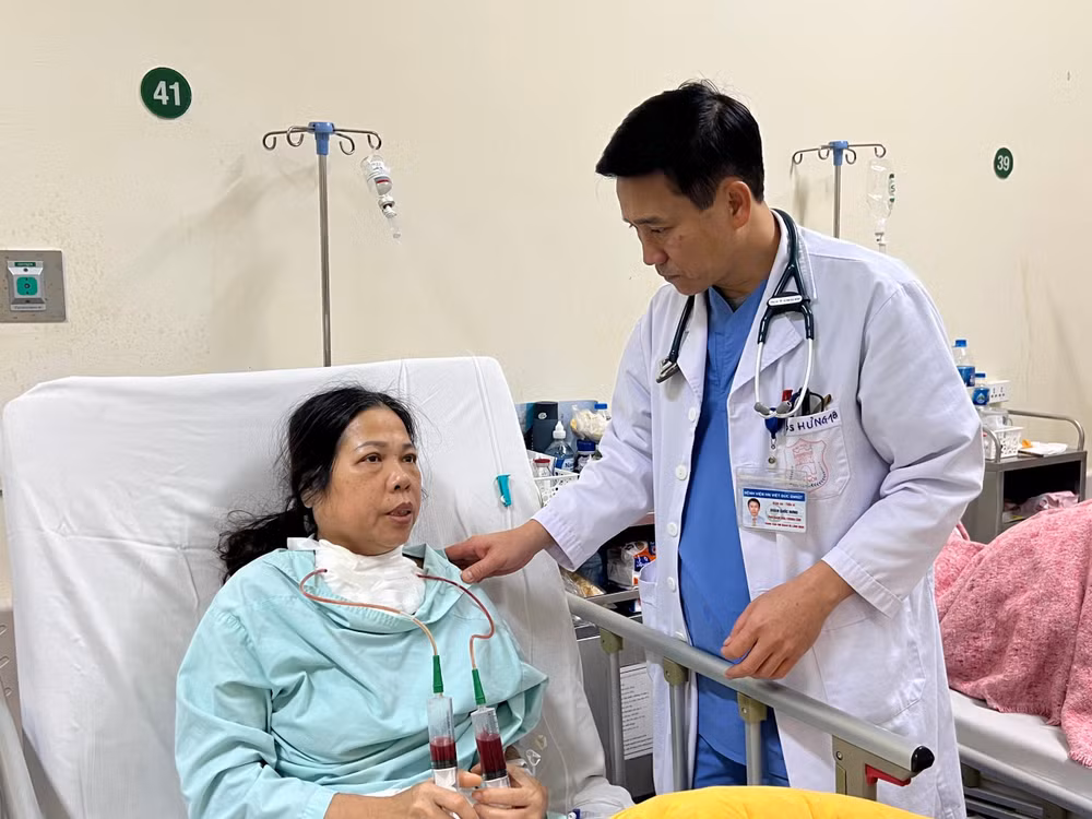 Giáo sư, Tiến sĩ Đoàn Quốc Hưng, Phó Hiệu trưởng Đại học Y Hà Nội, Giám đốc Trung tâm Tim mạch, Bệnh viện Hữu nghị Việt Đức khám cho người bệnh.
