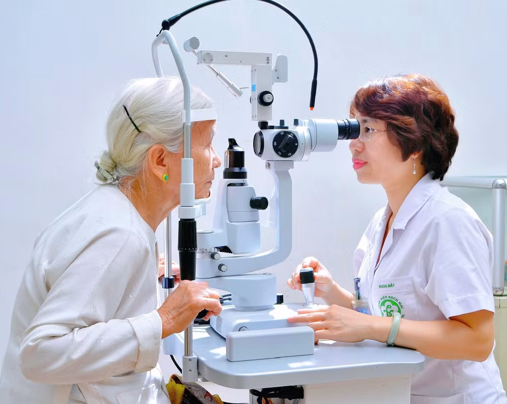 Thăm khám sức khỏe cho người dân.