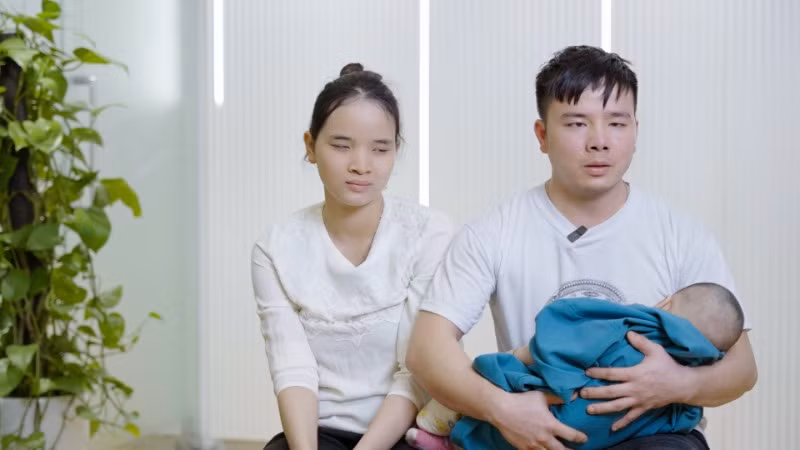 Bé Đỗ Minh Quân (tỉnh Hòa Bình), con trai của anh Đỗ Văn Trưởng và chị Lò Thị Hoa ở Hòa Bình, cả 2 anh chị đều là những người khiếm thị.