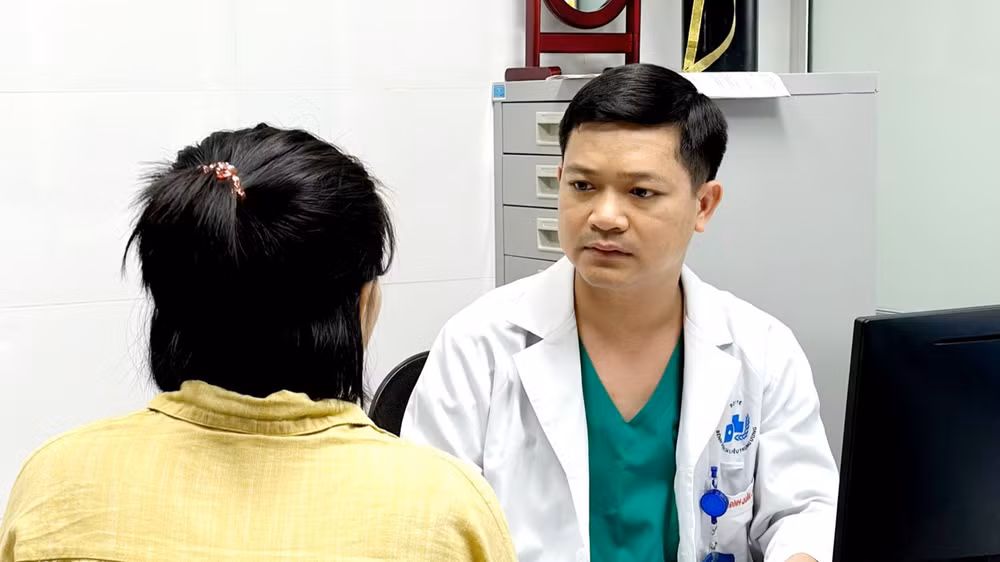 Thạc sĩ, bác sĩ Nguyễn Đình Quân, Phó Trưởng Khoa Phẫu thuật tạo hình thẩm mỹ và phục hồi chức năng, Bệnh viện Da liễu Trung ương tư vấn cho người bệnh.