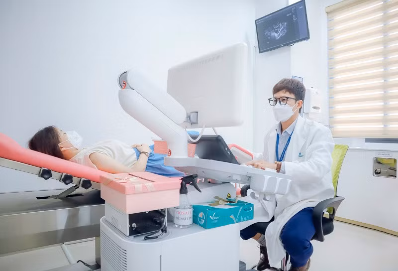 Bác sĩ Lê Huy Khải siêu âm cho bệnh nhân tại IVFMD Buôn Ma Thuột.