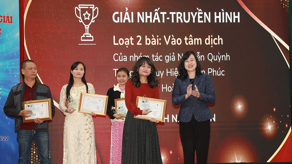 Bộ trưởng Y tế Đào Hồng Lan trao giải Nhất cho các tác giả. 
